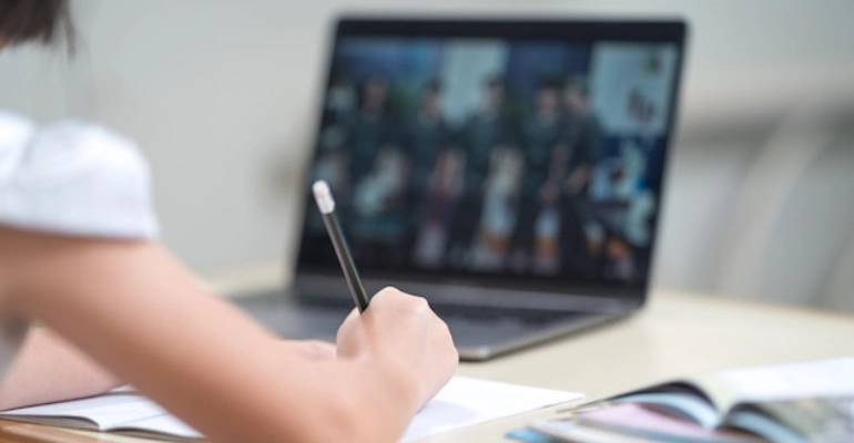 کلاس آفلاین یعنی چه